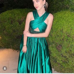 This emerald green Sherri Hill is perfect for any occasion🤍